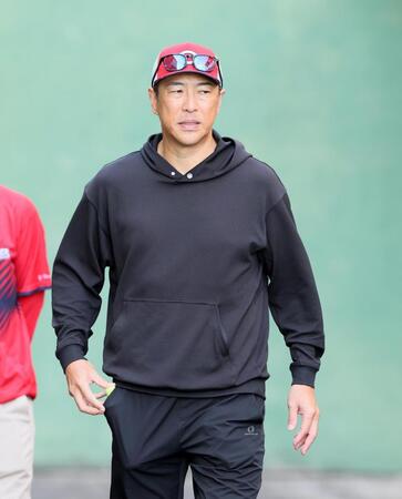 　ブルペンを後にする黒田博樹球団アドバイザー（撮影・市尻達拡）