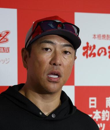 　報道陣の取材に応じる黒田博樹球団アドバイザー（撮影・市尻達拡）