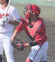 　５回、名原の二盗を阻止する坂倉（撮影・市尻達拡）