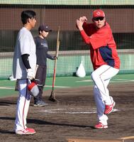 　紅白戦後、久保に打撃指導する新井監督（撮影・市尻達拡）