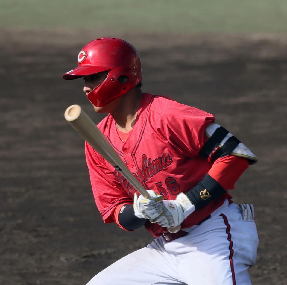 　５回、左前打を放つ久保（撮影・市尻達拡）