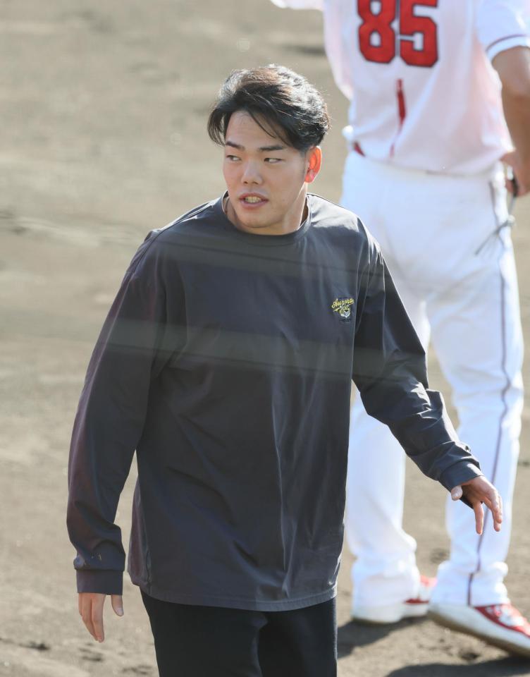 　全体練習後、チームメートらにあいさつをする滝田（撮影・市尻達拡）