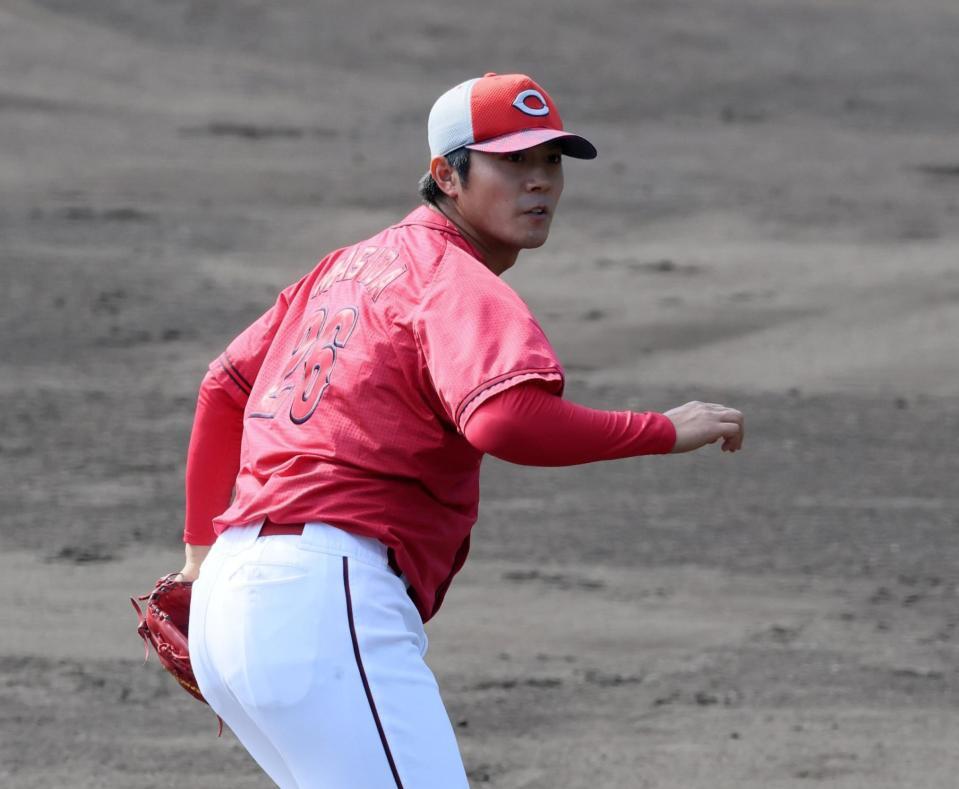 　１回、名原を投ゴロに打ち取る益田（撮影・市尻達拡）