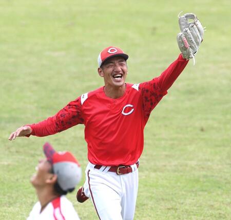 　外野ノックで笑顔を見せる矢野（撮影・市尻達拡）