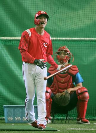 　打撃練習をする矢野（撮影・市尻達拡）