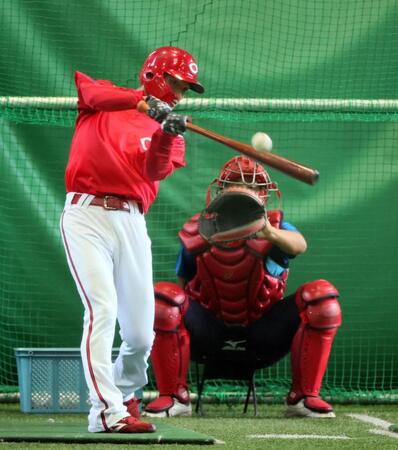 　打撃練習をする矢野（撮影・市尻達拡）