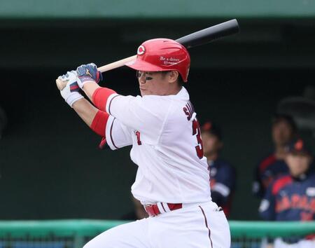 　４回、中前２点タイムリーを放つ坂倉（撮影・市尻達拡）