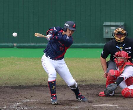 　４回、右前へ２点適時打を放つ小園（撮影・立川洋一郎）