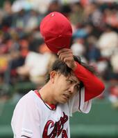 　１回、４失点し、汗をぬぐう辻（撮影・市尻達拡）