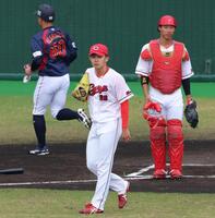 　１回、牧に適時打を打たれ先制点を許す辻（撮影・立川洋一郎）