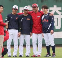 　記念撮影をする（左から）佐々木、森浦、新井監督、小園（撮影・市尻達拡）