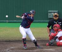 　４回、右前へ２点適時打を放つ小園（撮影・立川洋一郎）