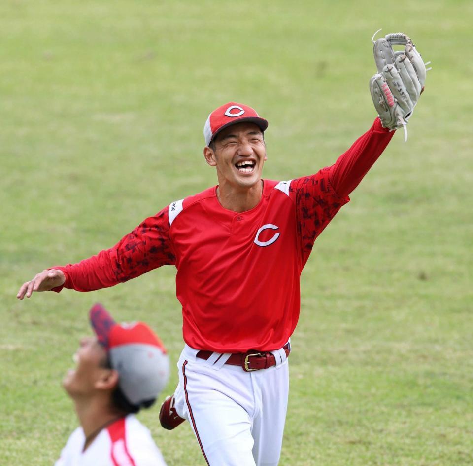 　外野ノックで、笑顔を見せる矢野