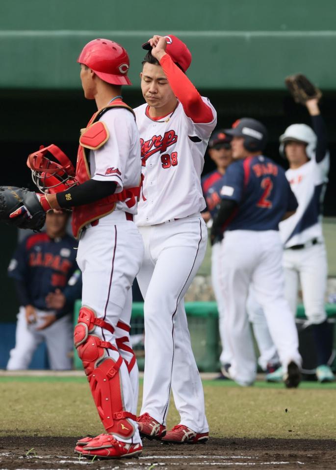 　１回、牧の生還を許し、うつむく辻（撮影・市尻達拡）