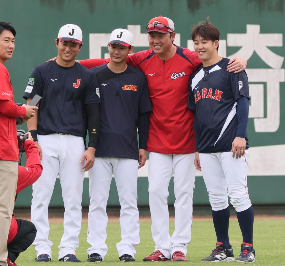 　記念撮影をする（左から）佐々木、森浦、新井監督、小園（撮影・市尻達拡）