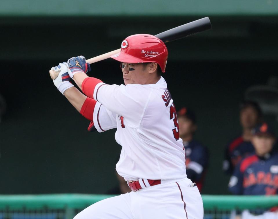 　４回、中前２点タイムリーを放つ坂倉（撮影・市尻達拡）