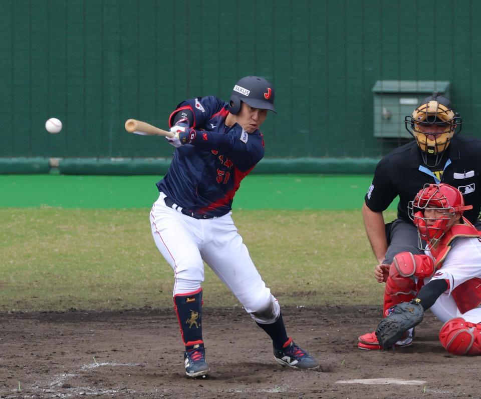　４回、右前へ２点適時打を放つ小園（撮影・立川洋一郎）