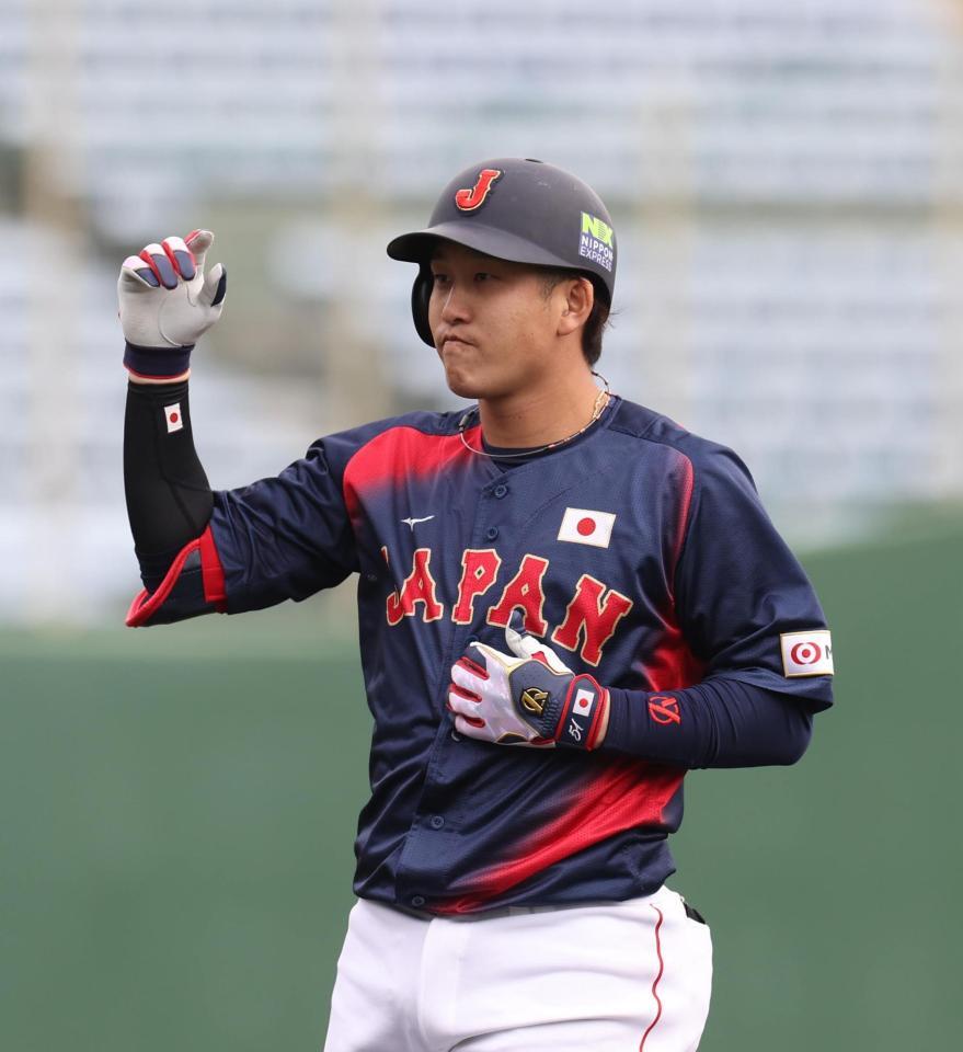 　４回、右前に２点適時打を放った小園（撮影・佐々木彰尚）