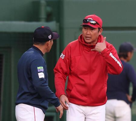 　試合後、井端監督と話す新井監督（撮影・佐々木彰尚）