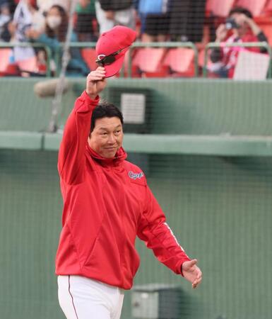 　侍ジャパンとの練習試合を終え、鯉党に手を振る新井監督（撮影・市尻達拡）