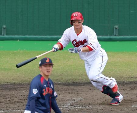 　４回、２点適時打を放つ坂倉。投手・隅田（撮影・立川洋一郎）
