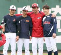　肩を組んで記念撮影をする（左から）佐々木、森浦、新井監督、小園（撮影・市尻達拡）