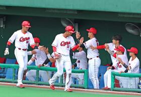 広島・新井監督「ビックリ」侍相手に１４安打１１得点「みんな成長している」“天敵”松山からも２点奪取