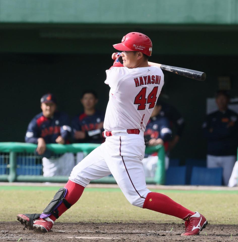 　３回、中前タイムリーを放つ林（撮影・市尻達拡）