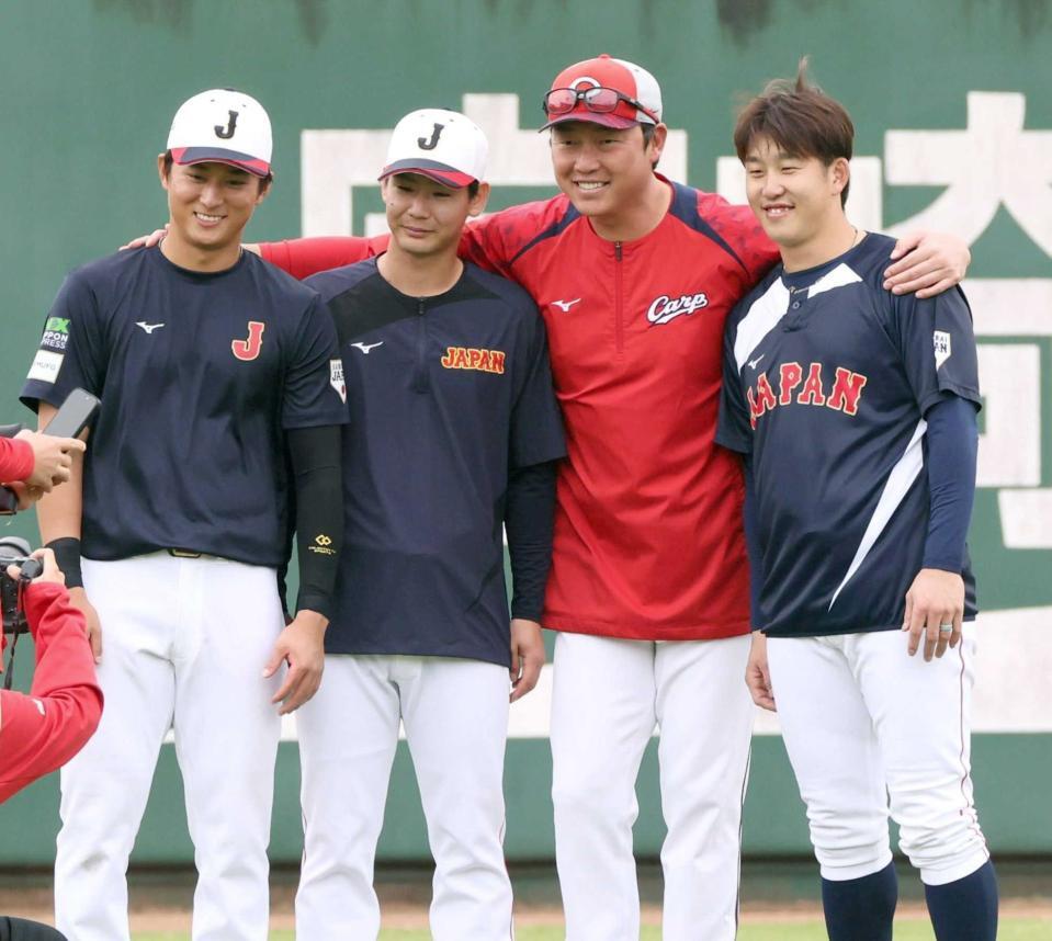 　肩を組んで記念撮影をする（左から）佐々木、森浦、新井監督、小園（撮影・市尻達拡）
