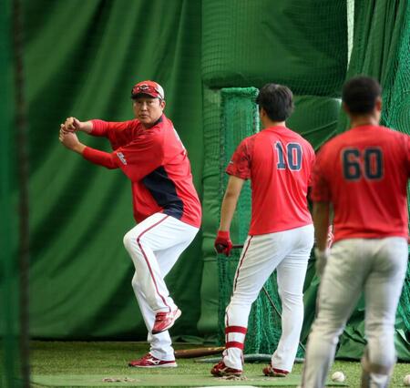 　佐々木に指導をする新井監督（撮影・市尻達拡）