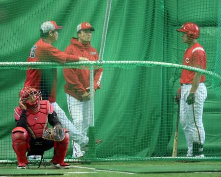 　打撃練習中、新井監督と新井良太コーチから指導を受ける渡辺（撮影・市尻達拡）
