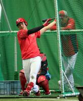 　新井監督の前で打撃練習をする佐々木（撮影・市尻達拡）