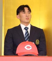 　仮契約を終え、報道陣の質問に答えるドラフト２位指名の斉藤汰直（撮影・西岡正）