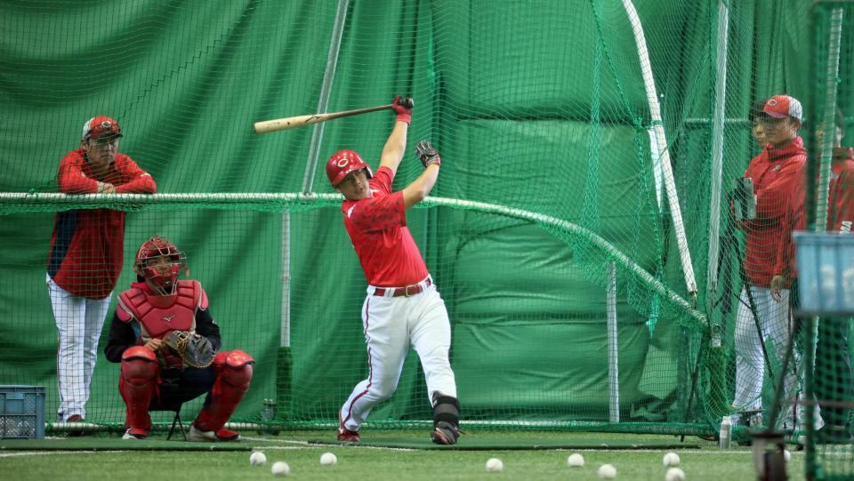　新井監督、新井良太コーチの前で打撃練習する渡辺（撮影・市尻達拡）