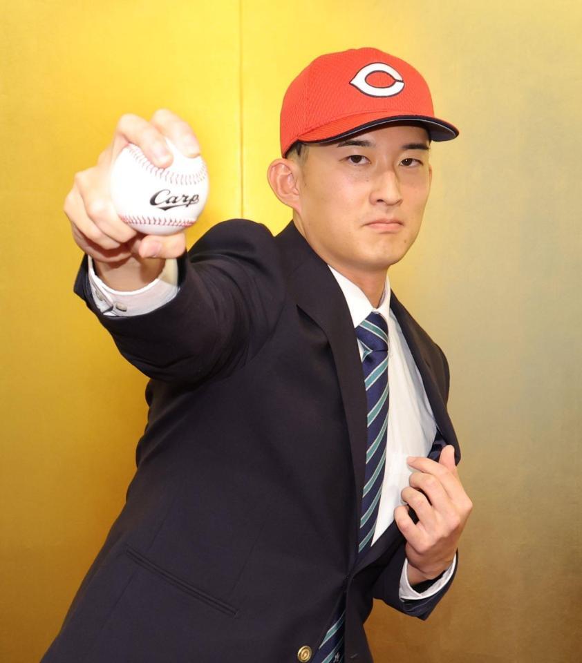 　投球フォームを披露するドラフト２位指名の斉藤汰直（撮影・西岡正）