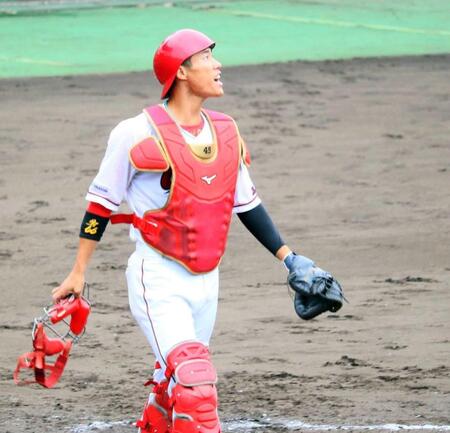 　紅白戦に出場し、野手陣に声をかける二俣