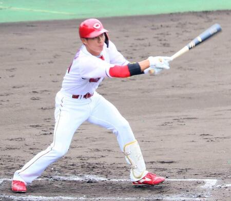 　三回１死一塁で右前打を放つ二俣