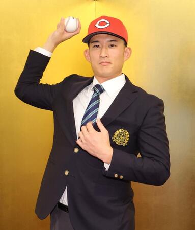 　投球フォームを披露するドラフト２位指名の斉藤汰直（撮影・西岡正）