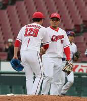 　トライアウト登板を終えた小林樹斗と握手をする前広島・松山竜平（撮影・市尻達拡）