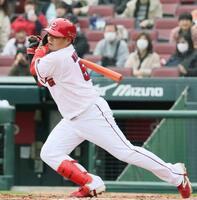 　中前打を放つ松山（撮影・市尻達拡）