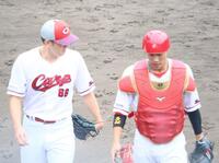 　紅白戦に登板した遠藤（左）と会話する二俣