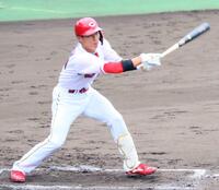 　三回１死一塁で右前打を放つ二俣