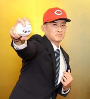 　投球フォームを披露する亜大・斉藤（撮影・西岡正）