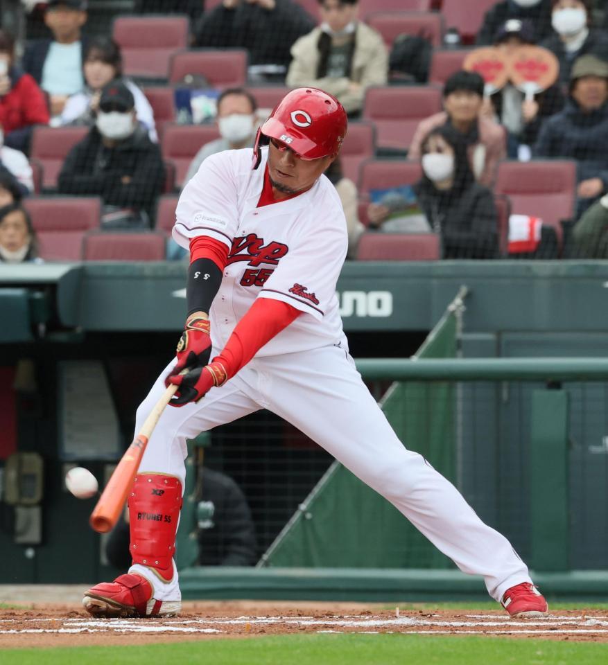 　ＢＣ茨城・竹内から右前打を放つ前広島・松山竜平（撮影・市尻達拡）