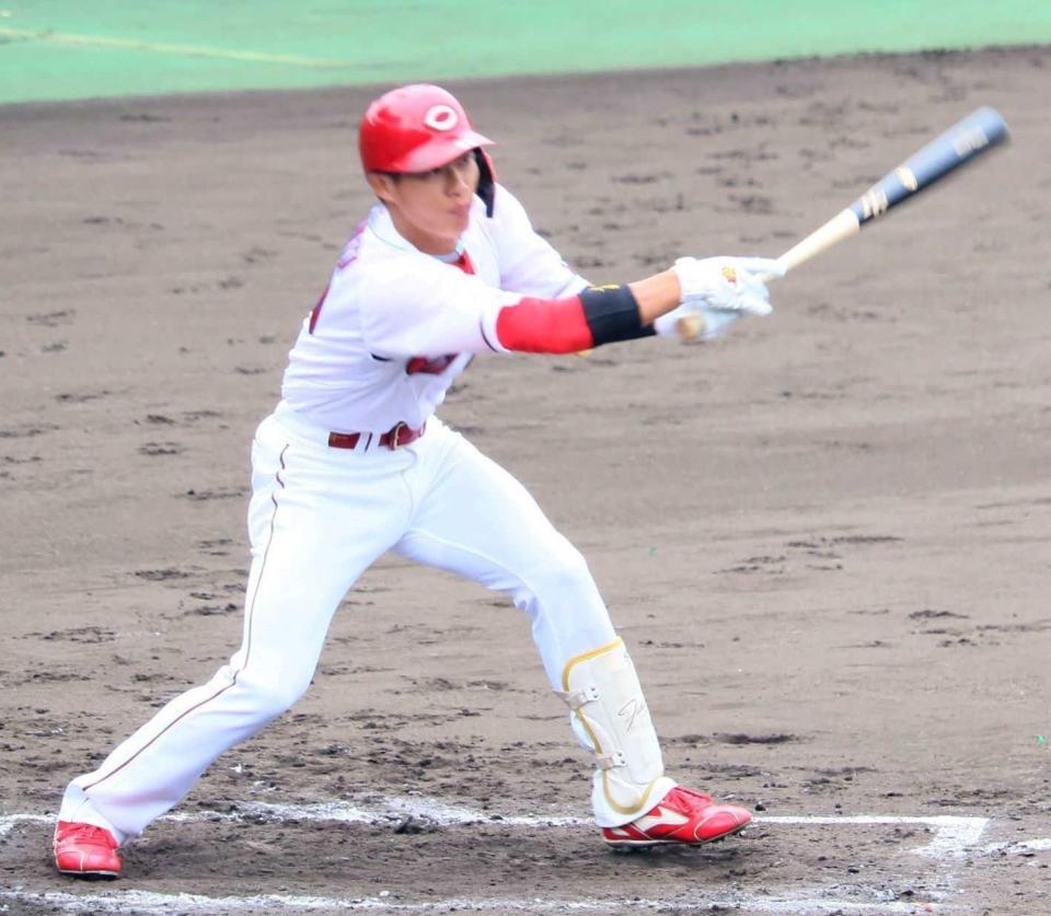 　三回１死一塁で右前打を放つ二俣