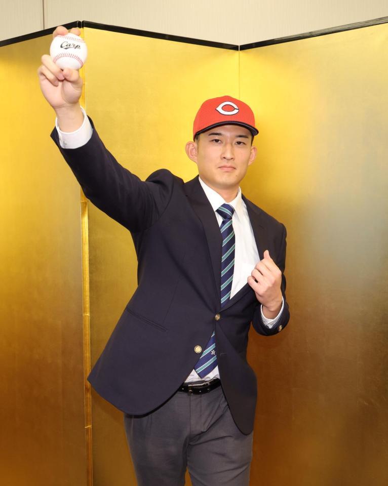 　投球フォームを披露するドラフト２位指名の斉藤汰直（撮影・西岡正）