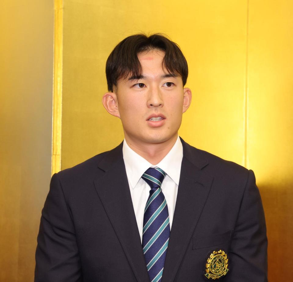 　仮契約を終え、報道陣の質問に答えるドラフト２位指名の斉藤汰直（撮影・西岡正）