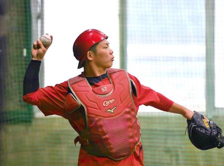 　広島での秋季練習で汗を流す持丸