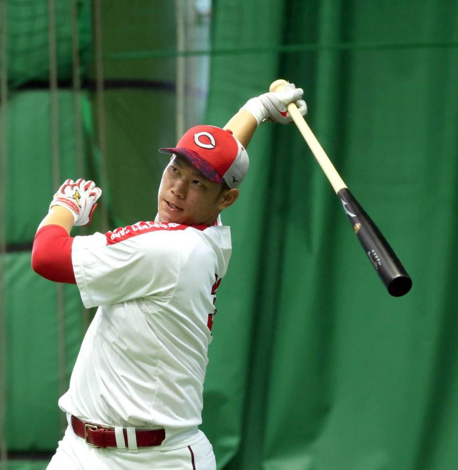 　秋季キャンプで打ち込む坂倉