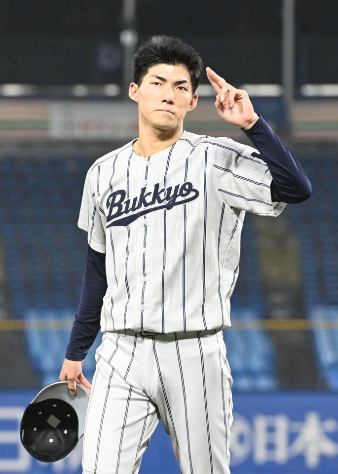 　試合に勝利しポーズを決める仏教大・赤木晴哉（撮影・持木克友）